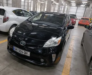 Frontansicht eines Mietwagens Toyota Prius in Tiflis, Georgien ✓ Auto Nr.5390. ✓ Automatisch TM ✓ 8 Bewertungen.