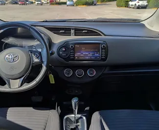 Innenraum von Toyota Yaris zur Miete in Griechenland. Ein großartiges 4-Sitzer Fahrzeug mit Automatisch Getriebe.