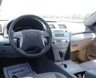 Innenraum von Toyota Camry zur Miete in Georgien. Ein großartiges 5-Sitzer Fahrzeug mit Automatisch Getriebe.