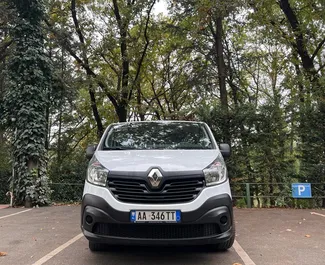 Frontansicht eines Mietwagens Renault Trafic am Flughafen von Tirana, Albanien ✓ Auto Nr.5251. ✓ Schaltgetriebe TM ✓ 0 Bewertungen.