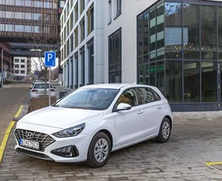 Frontansicht eines Mietwagens Hyundai i30 am Flughafen Wien, Österreich ✓ Auto Nr.5346. ✓ Schaltgetriebe TM ✓ 1 Bewertungen.