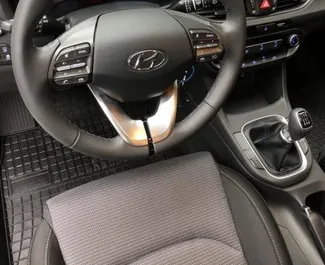 Vermietung Hyundai i30. Wirtschaft, Komfort Fahrzeug zur Miete in Österreich ✓ Kaution Einzahlung von 300 EUR ✓ Versicherungsoptionen KFZ-HV, TKV, VKV Plus, Diebstahlschutz, Junge.