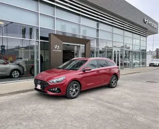 Frontansicht eines Mietwagens Hyundai i30 Combi in Bratislava, Slowakei ✓ Auto Nr.5185. ✓ Schaltgetriebe TM ✓ 0 Bewertungen.