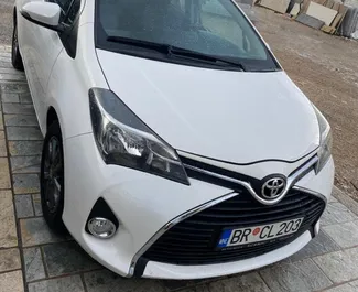 Frontansicht eines Mietwagens Toyota Yaris in Becici, Montenegro ✓ Auto Nr.5430. ✓ Automatisch TM ✓ 2 Bewertungen.