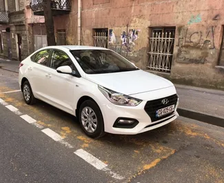 Frontansicht eines Mietwagens Hyundai Accent in Tiflis, Georgien ✓ Auto Nr.5441. ✓ Automatisch TM ✓ 0 Bewertungen.