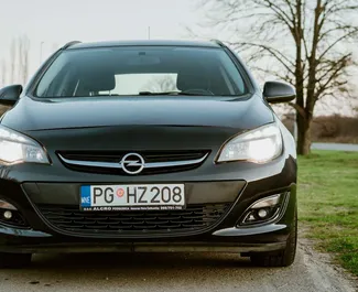 Frontansicht eines Mietwagens Opel Astra Sports Tourer in Podgorica, Montenegro ✓ Auto Nr.4621. ✓ Schaltgetriebe TM ✓ 5 Bewertungen.