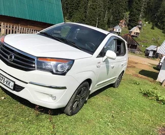 Frontansicht eines Mietwagens SsangYong Korando Turismo in Kutaisi, Georgien ✓ Auto Nr.2072. ✓ Automatisch TM ✓ 2 Bewertungen.