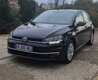 Frontansicht eines Mietwagens Volkswagen Golf 7 in Rafailovici, Montenegro ✓ Auto Nr.5565. ✓ Automatisch TM ✓ 0 Bewertungen.