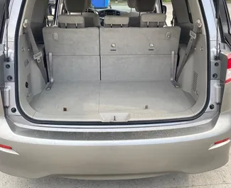 Innenraum von Nissan Quest zur Miete in Georgien. Ein großartiges 7-Sitzer Fahrzeug mit Automatisch Getriebe.