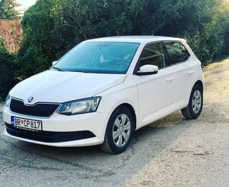 Frontansicht eines Mietwagens Skoda Fabia in Becici, Montenegro ✓ Auto Nr.5431. ✓ Automatisch TM ✓ 1 Bewertungen.