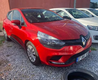 Frontansicht eines Mietwagens Renault Clio 4 am Flughafen Antalya, Türkei ✓ Auto Nr.5429. ✓ Schaltgetriebe TM ✓ 1 Bewertungen.