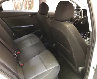 Innenraum von Hyundai Accent zur Miete in Georgien. Ein großartiges 5-Sitzer Fahrzeug mit Automatisch Getriebe.