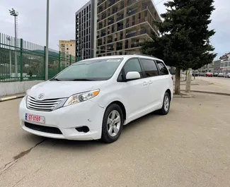 Frontansicht eines Mietwagens Toyota Sienna in Tiflis, Georgien ✓ Auto Nr.5542. ✓ Automatisch TM ✓ 0 Bewertungen.