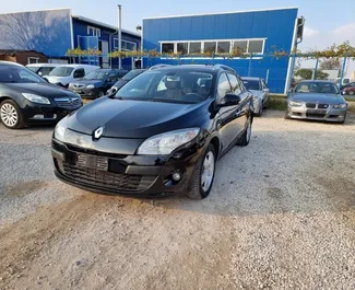 Frontansicht eines Mietwagens Renault Megane SW am Flughafen Burgas, Bulgarien ✓ Auto Nr.5519. ✓ Automatisch TM ✓ 0 Bewertungen.