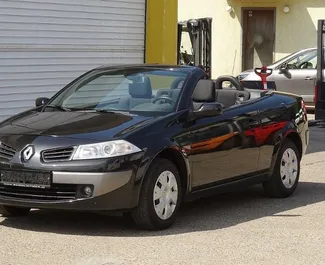 Frontansicht eines Mietwagens Renault Megane Cabrio am Flughafen Burgas, Bulgarien ✓ Auto Nr.3627. ✓ Automatisch TM ✓ 0 Bewertungen.