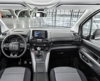 Innenraum von Toyota Proace City Verso zur Miete in Griechenland. Ein großartiges 7-Sitzer Fahrzeug mit Automatisch Getriebe.