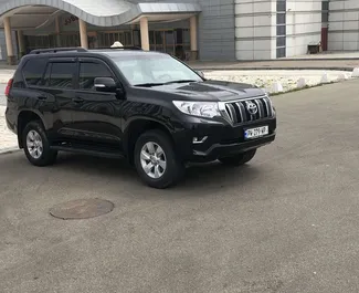 Frontansicht eines Mietwagens Toyota Land Cruiser Prado in Tiflis, Georgien ✓ Auto Nr.5476. ✓ Automatisch TM ✓ 1 Bewertungen.