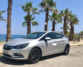 Frontansicht eines Mietwagens Opel Astra auf Kreta, Griechenland ✓ Auto Nr.5592. ✓ Schaltgetriebe TM ✓ 0 Bewertungen.