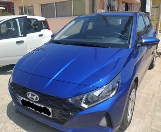 Frontansicht eines Mietwagens Hyundai i20 auf Kreta, Griechenland ✓ Auto Nr.5749. ✓ Schaltgetriebe TM ✓ 0 Bewertungen.