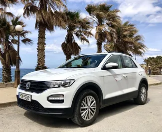 Frontansicht eines Mietwagens Volkswagen T-Roc auf Kreta, Griechenland ✓ Auto Nr.5580. ✓ Schaltgetriebe TM ✓ 0 Bewertungen.