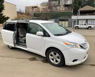 Benzin 3,5L Motor von Toyota Sienna 2015 zur Miete in Kutaisi.