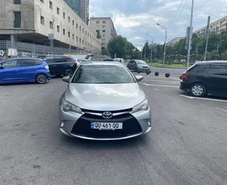 Frontansicht eines Mietwagens Toyota Camry in Kutaisi, Georgien ✓ Auto Nr.5599. ✓ Automatisch TM ✓ 0 Bewertungen.