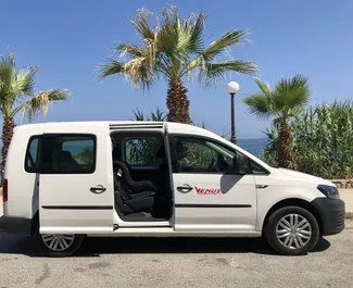 Frontansicht eines Mietwagens Volkswagen Caddy Maxi auf Kreta, Griechenland ✓ Auto Nr.5579. ✓ Schaltgetriebe TM ✓ 0 Bewertungen.