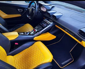 Innenraum von Lamborghini Huracan zur Miete in VAE. Ein großartiges 2-Sitzer Fahrzeug mit Automatisch Getriebe.