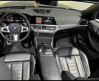 BMW 430i Cabrio 2022 zur Miete verfügbar in Dubai, mit Kilometerbegrenzung 250 km/Tag.