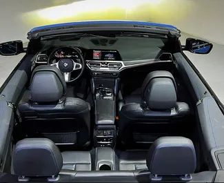 Innenraum von BMW 430i Cabrio zur Miete in VAE. Ein großartiges 4-Sitzer Fahrzeug mit Automatisch Getriebe.