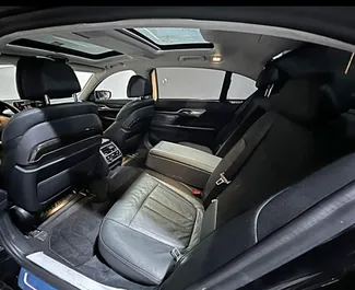 Innenraum von BMW 740Li zur Miete in VAE. Ein großartiges 4-Sitzer Fahrzeug mit Automatisch Getriebe.