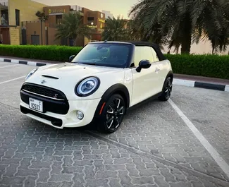 Frontansicht eines Mietwagens Mini Cooper S in Dubai, VAE ✓ Auto Nr.5654. ✓ Automatisch TM ✓ 0 Bewertungen.