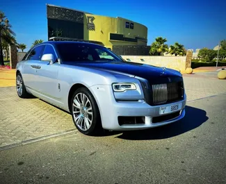 Frontansicht eines Mietwagens Rolls-Royce Ghost in Dubai, VAE ✓ Auto Nr.5655. ✓ Automatisch TM ✓ 0 Bewertungen.