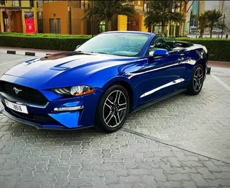 Frontansicht eines Mietwagens Ford Mustang Cabrio in Dubai, VAE ✓ Auto Nr.5651. ✓ Automatisch TM ✓ 0 Bewertungen.