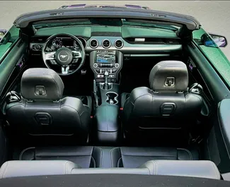 Ford Mustang Cabrio 2022 zur Miete verfügbar in Dubai, mit Kilometerbegrenzung unbegrenzte.