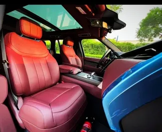 Range Rover Vogue 2023 mit Antriebssystem Frontantrieb, verfügbar in Dubai.
