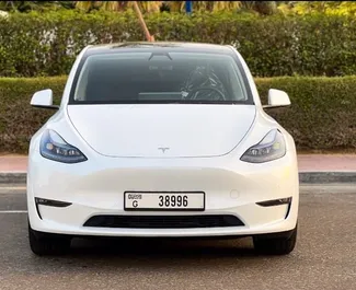 Frontansicht eines Mietwagens Tesla Model Y – Long Range in Dubai, VAE ✓ Auto Nr.5663. ✓ Automatisch TM ✓ 0 Bewertungen.