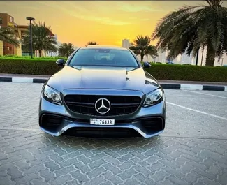 Frontansicht eines Mietwagens Mercedes-Benz E300 in Dubai, VAE ✓ Auto Nr.5659. ✓ Automatisch TM ✓ 0 Bewertungen.