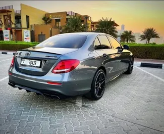 Vermietung Mercedes-Benz E300. Premium Fahrzeug zur Miete in VAE ✓ Kaution Einzahlung von 3000 AED ✓ Versicherungsoptionen KFZ-HV.