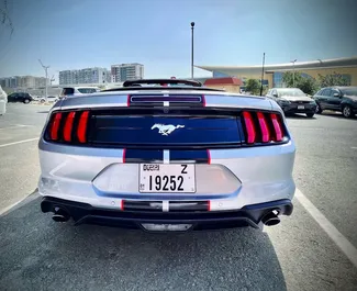 Innenraum von Ford Mustang Cabrio zur Miete in VAE. Ein großartiges 4-Sitzer Fahrzeug mit Automatisch Getriebe.