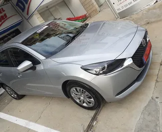 Frontansicht eines Mietwagens Mazda 2 in Limassol, Zypern ✓ Auto Nr.5593. ✓ Automatisch TM ✓ 0 Bewertungen.