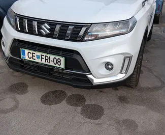 Frontansicht eines Mietwagens Suzuki Vitara in Ljubljana, Slowenien ✓ Auto Nr.5628. ✓ Schaltgetriebe TM ✓ 0 Bewertungen.