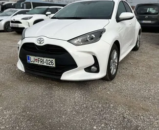 Frontansicht eines Mietwagens Toyota Yaris in Ljubljana, Slowenien ✓ Auto Nr.5661. ✓ Schaltgetriebe TM ✓ 1 Bewertungen.