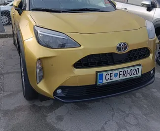 Frontansicht eines Mietwagens Toyota Yaris Cross in Ljubljana, Slowenien ✓ Auto Nr.5657. ✓ Schaltgetriebe TM ✓ 0 Bewertungen.