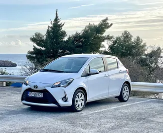 Frontansicht eines Mietwagens Toyota Yaris in Budva, Montenegro ✓ Auto Nr.6278. ✓ Automatisch TM ✓ 1 Bewertungen.