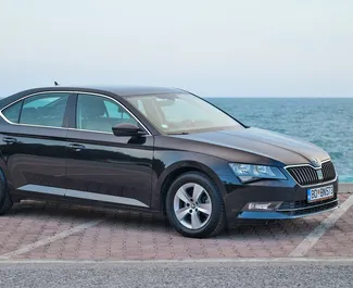 Frontansicht eines Mietwagens Skoda Superb in Budva, Montenegro ✓ Auto Nr.5906. ✓ Automatisch TM ✓ 0 Bewertungen.