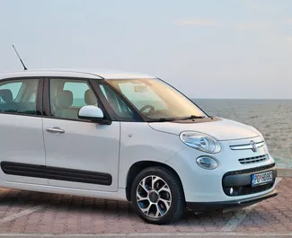 Frontansicht eines Mietwagens Fiat 500l in Budva, Montenegro ✓ Auto Nr.5908. ✓ Schaltgetriebe TM ✓ 1 Bewertungen.