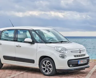 Frontansicht eines Mietwagens Fiat 500l in Budva, Montenegro ✓ Auto Nr.5887. ✓ Schaltgetriebe TM ✓ 0 Bewertungen.