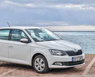 Frontansicht eines Mietwagens Skoda Fabia in Budva, Montenegro ✓ Auto Nr.5889. ✓ Automatisch TM ✓ 12 Bewertungen.