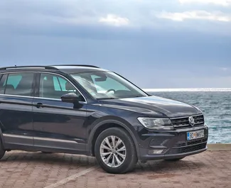 Frontansicht eines Mietwagens Volkswagen Tiguan in Budva, Montenegro ✓ Auto Nr.5888. ✓ Automatisch TM ✓ 5 Bewertungen.